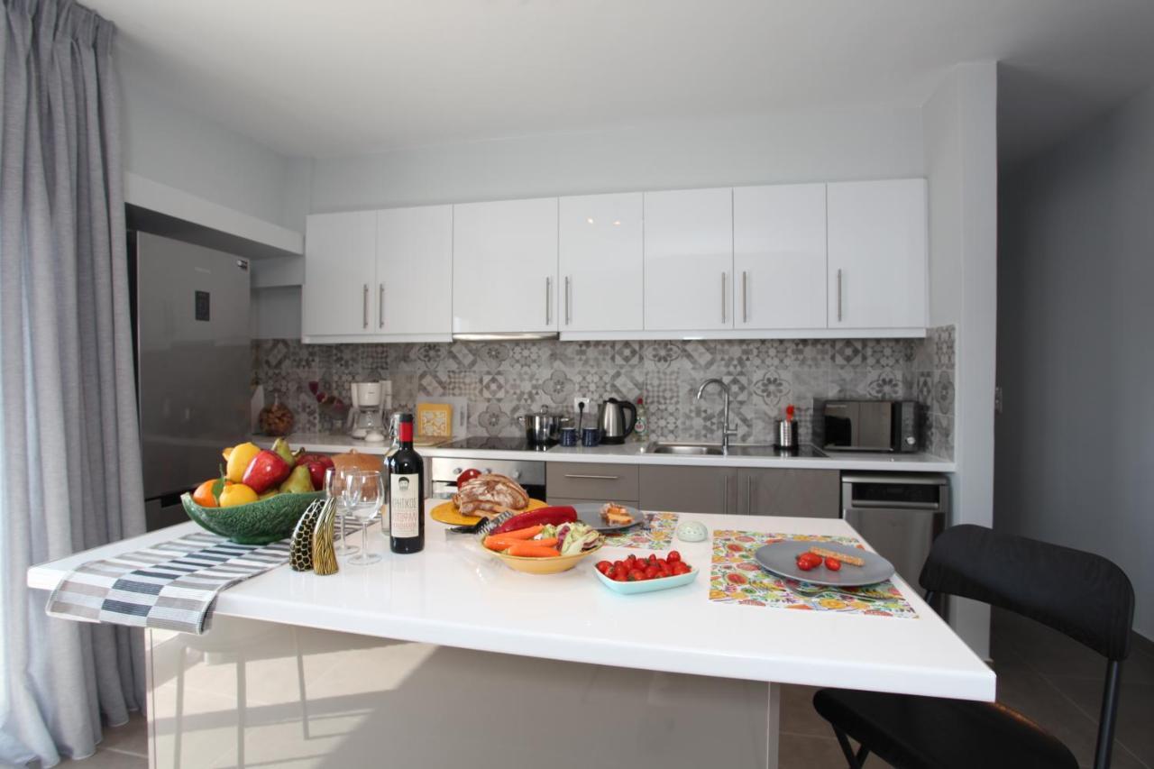Edem Beach Apartment With Sea View By Athenian Homes Екстериор снимка